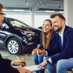 couple discutant avec un concessionnaire auto