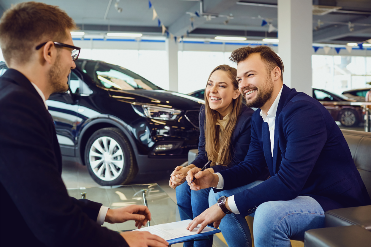 couple discutant avec un concessionnaire auto