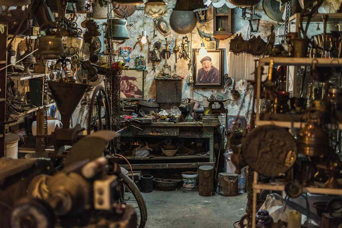 Atelier de bricolage avec outils, métaux et objets variés Atelier de bricolage avec outils, métaux et objets variés