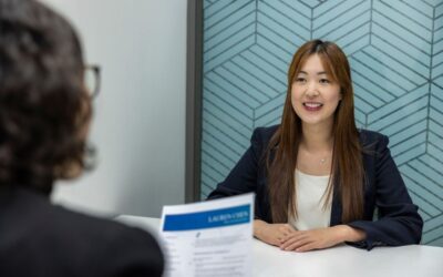 Jeune femme souriante en blouse lors d'un entretien d'embauche