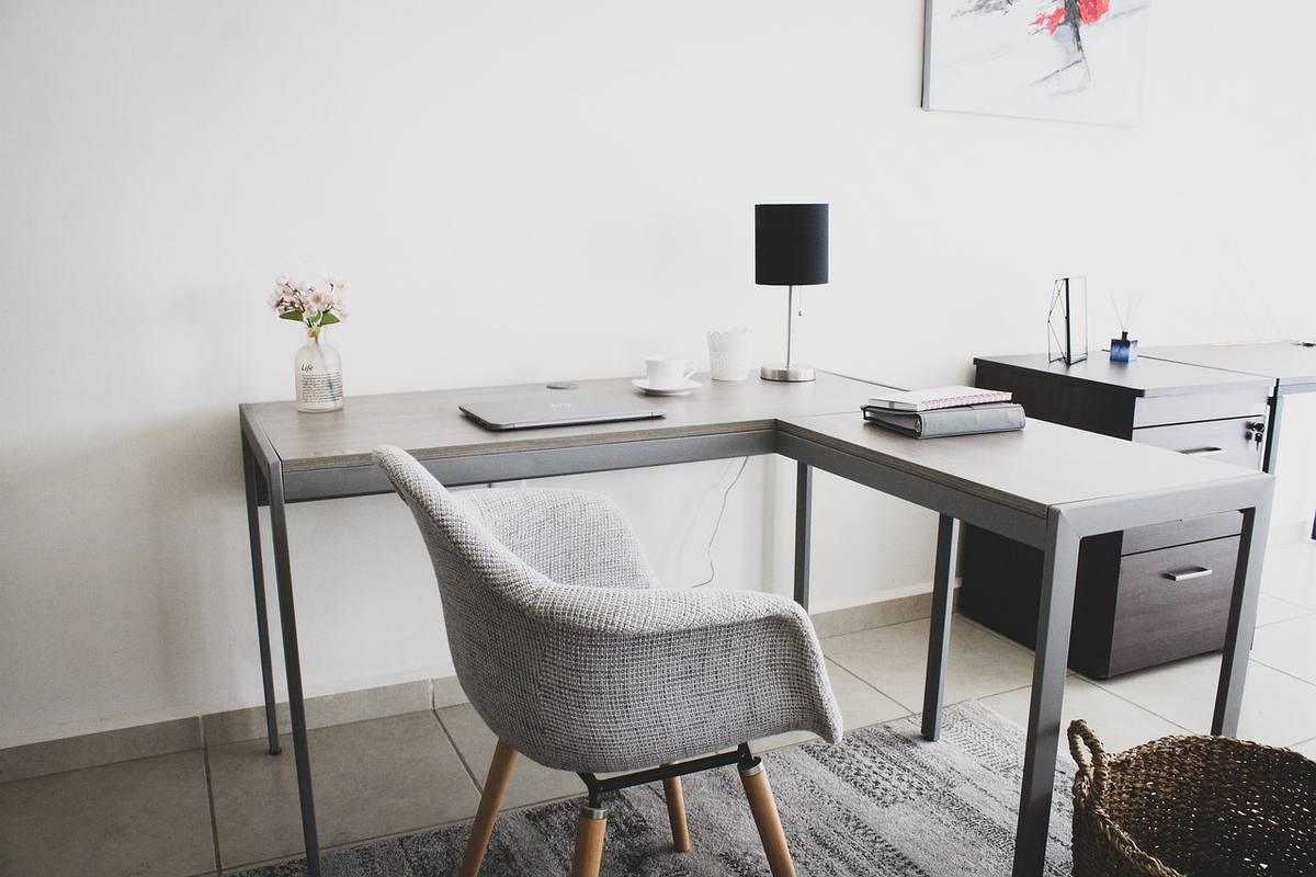 Bureau d'angle, chaise, lampe, vase, ordinateur, tapis, panier Bureau d'angle, chaise, lampe, vase, ordinateur, tapis, panier